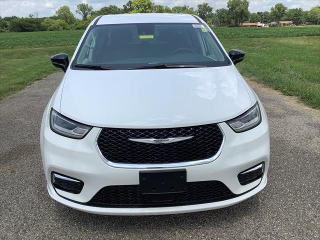 new 2024 Chrysler Pacifica Hybrid car, priced at $43,869