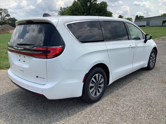 new 2024 Chrysler Pacifica Hybrid car, priced at $43,869