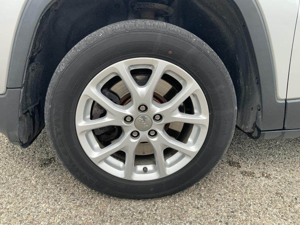 used 2014 Jeep Cherokee car, priced at $7,000