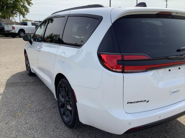 new 2024 Chrysler Pacifica car, priced at $44,248