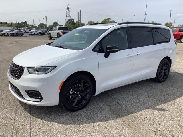 new 2024 Chrysler Pacifica car, priced at $44,248