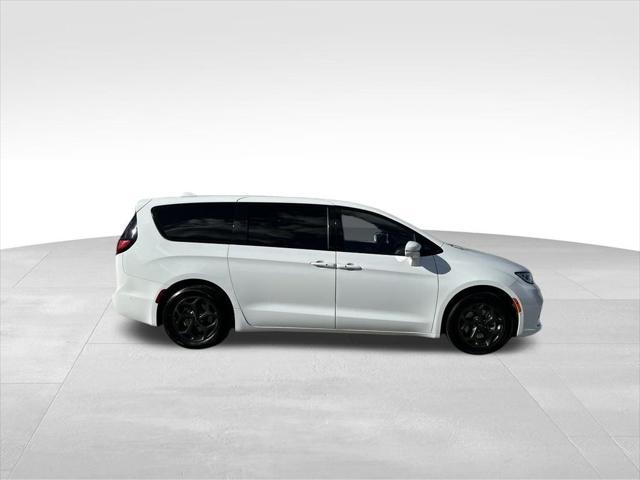 used 2022 Chrysler Pacifica Hybrid car, priced at $26,551