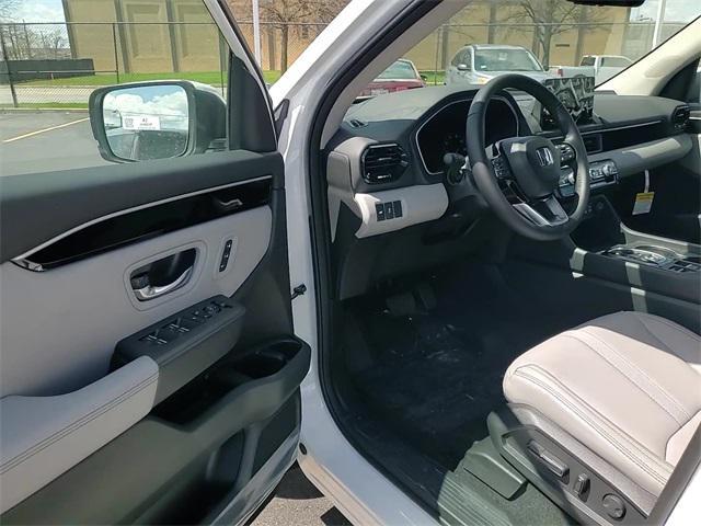 new 2025 Honda Pilot car, priced at $48,555