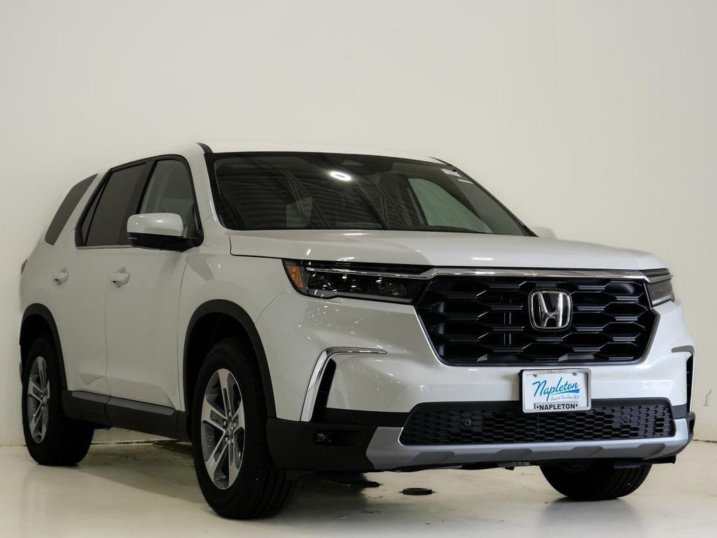 new 2025 Honda Pilot car, priced at $44,651