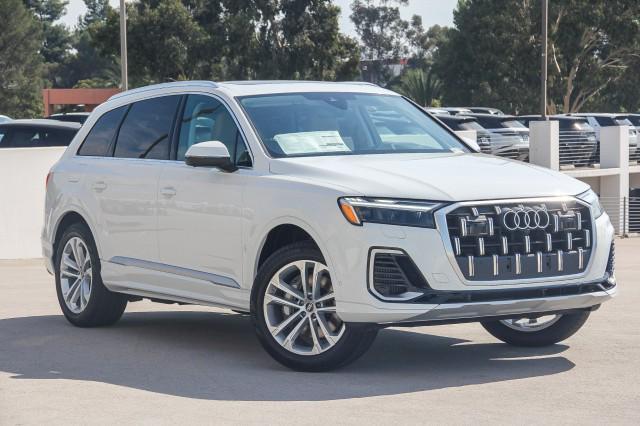 new 2025 Audi Q7 car, priced at $70,075