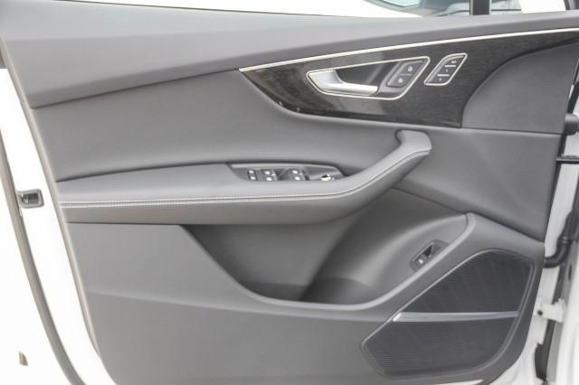 new 2025 Audi Q7 car, priced at $77,460