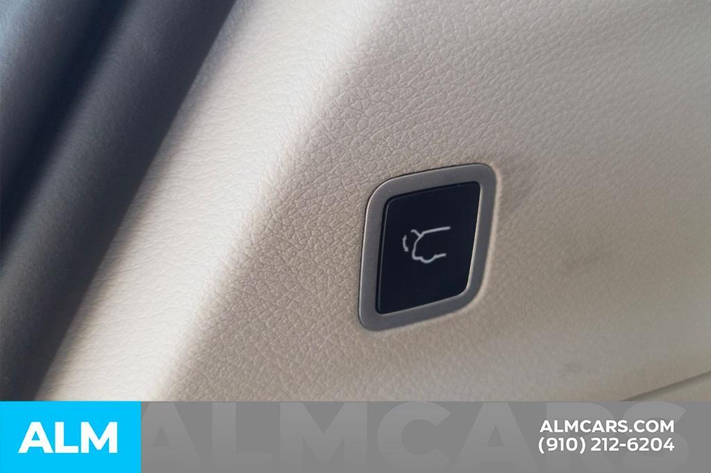 used 2023 Chrysler Pacifica car, priced at $20,920