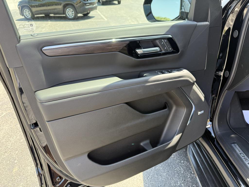 new 2025 Chevrolet Suburban car, priced at $85,940