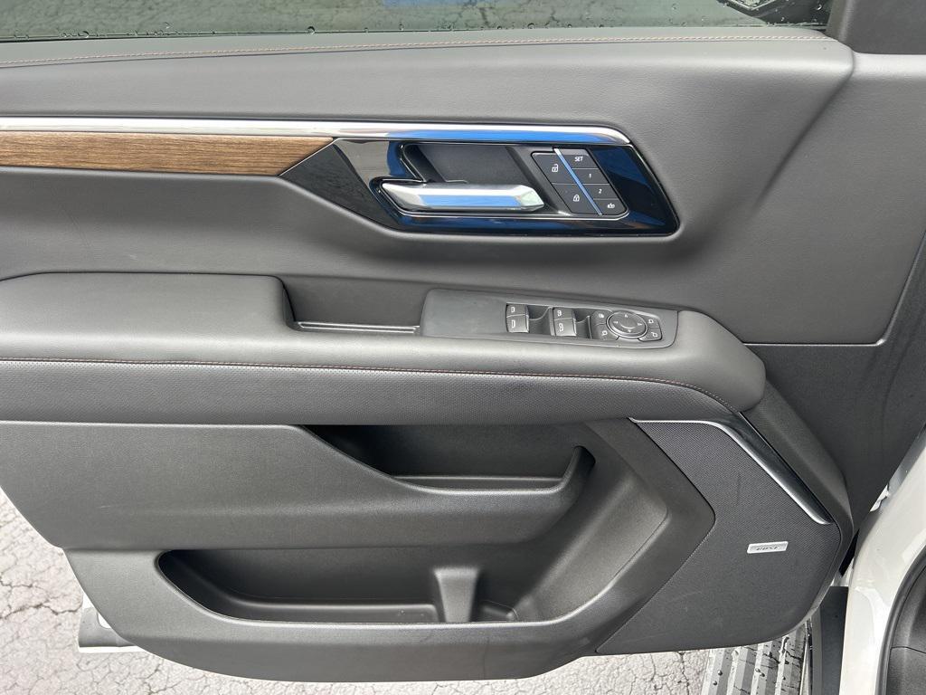 new 2025 Chevrolet Suburban car, priced at $100,045