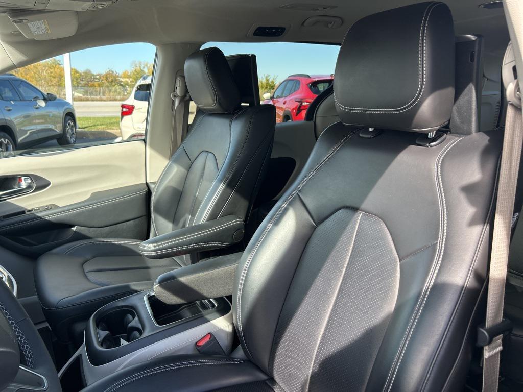 used 2023 Chrysler Pacifica Hybrid car, priced at $28,432