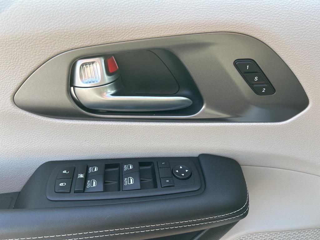 used 2023 Chrysler Pacifica Hybrid car, priced at $28,432