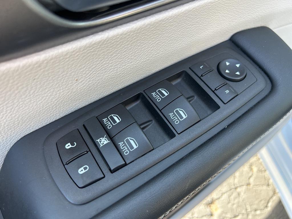 used 2023 Chrysler Pacifica Hybrid car, priced at $28,432