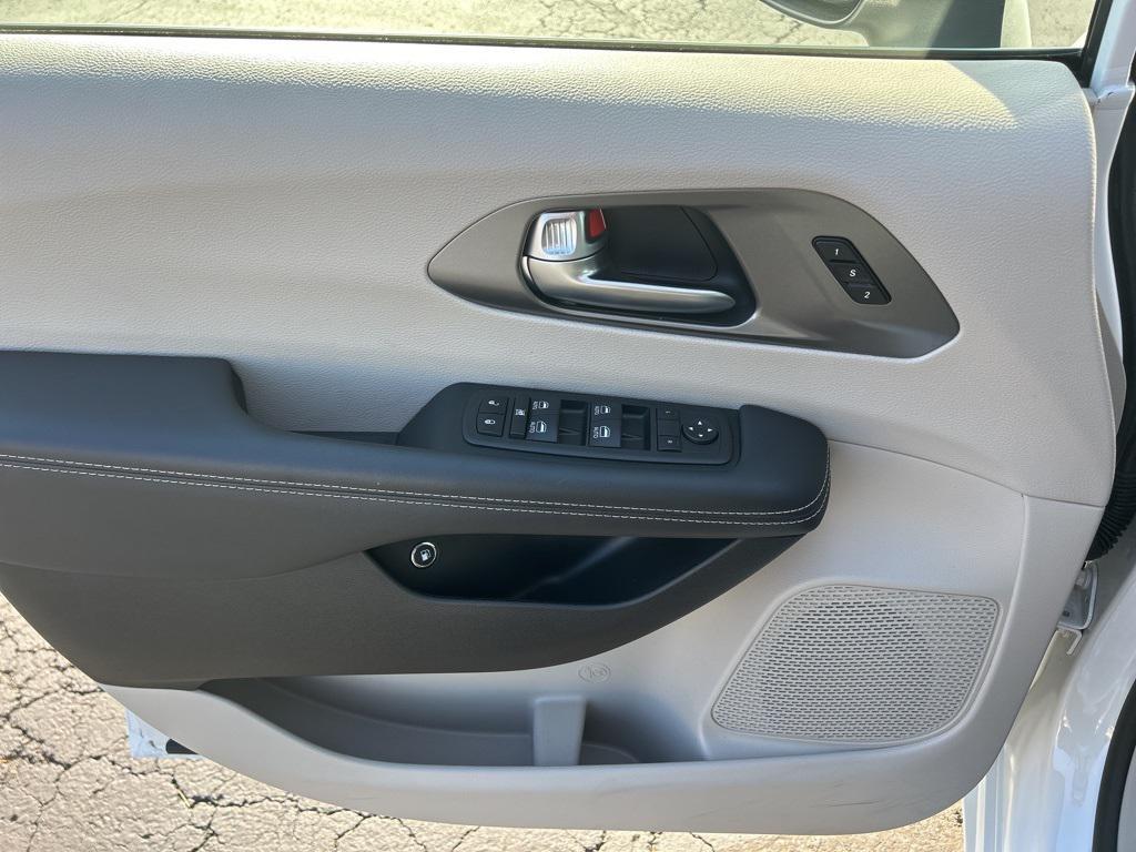 used 2023 Chrysler Pacifica Hybrid car, priced at $28,432