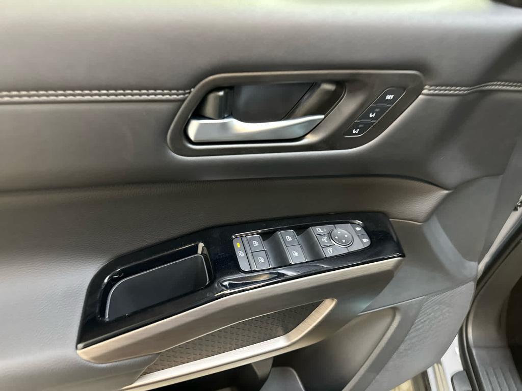 new 2025 Nissan Pathfinder car, priced at $51,752
