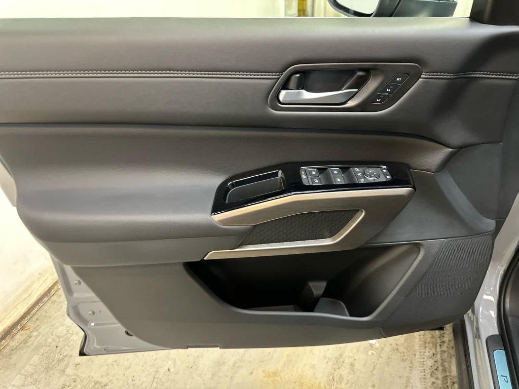 new 2025 Nissan Pathfinder car, priced at $51,752