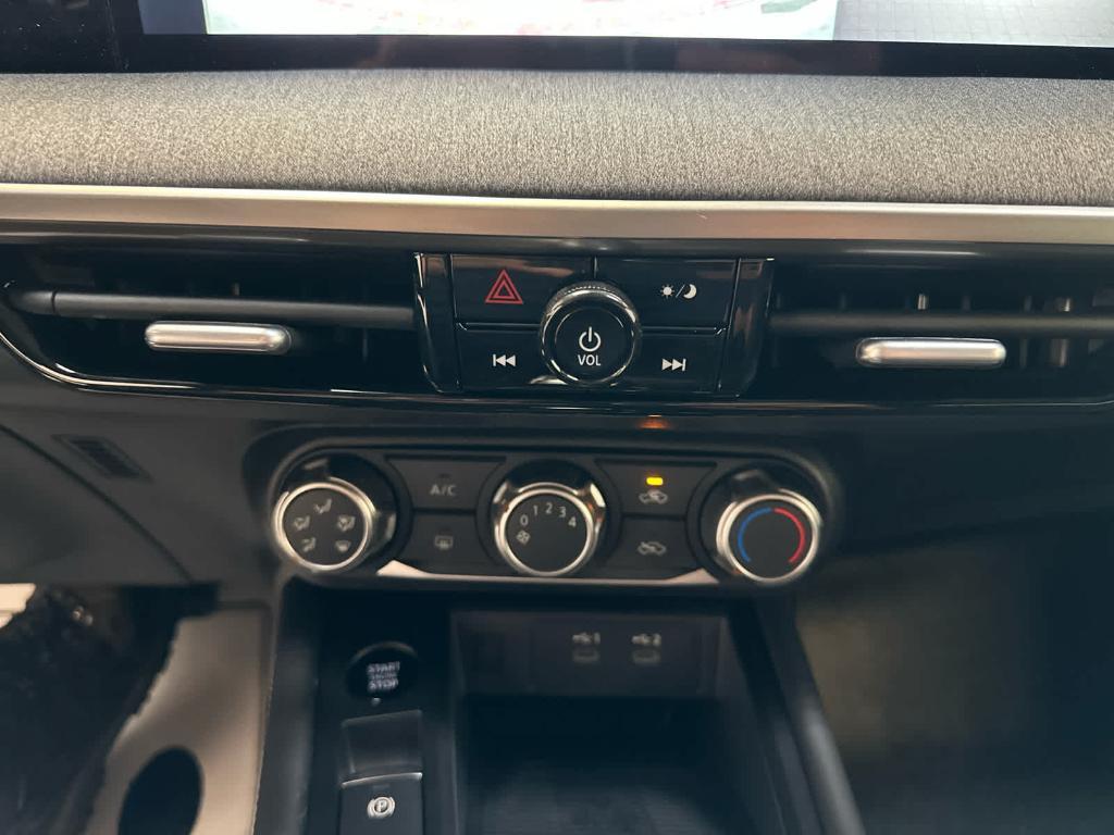 new 2025 Nissan Kicks car, priced at $26,270