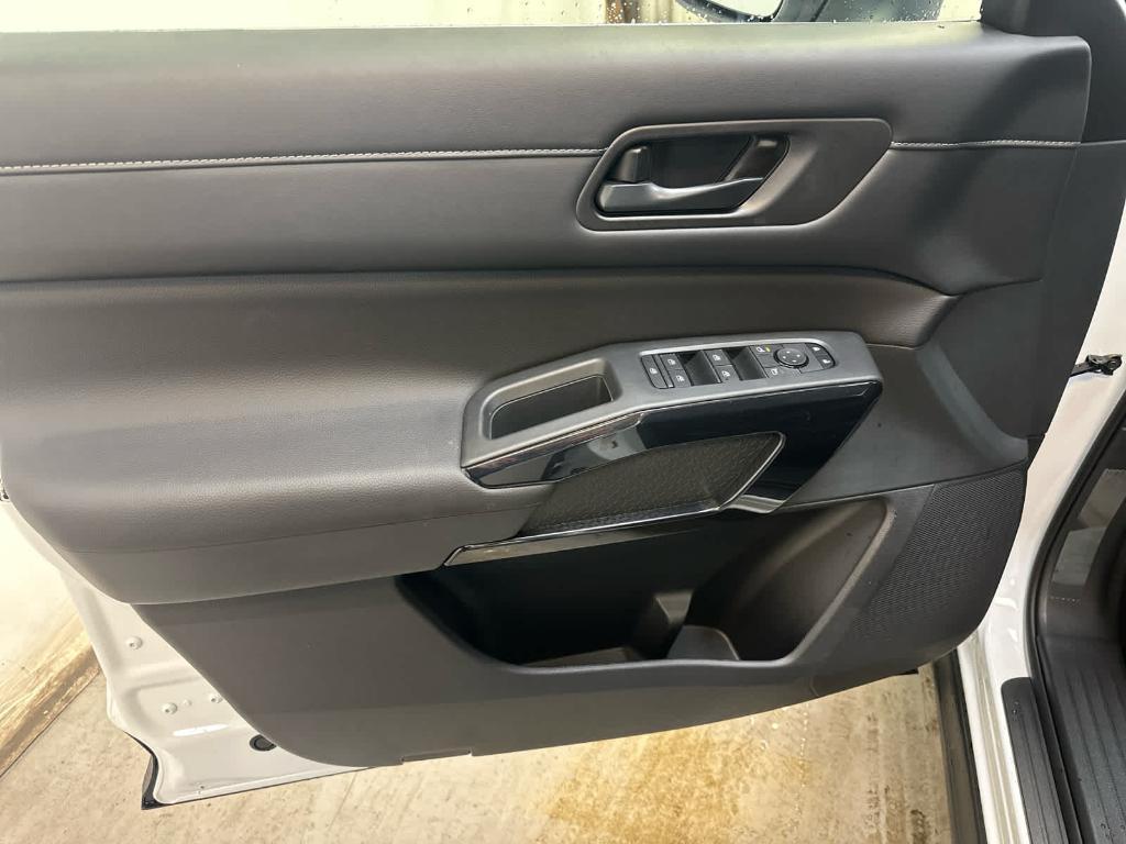 new 2025 Nissan Pathfinder car, priced at $43,861