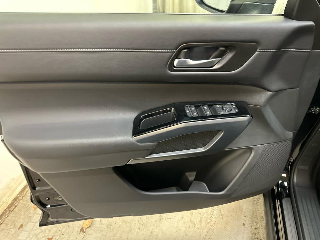 new 2025 Nissan Pathfinder car, priced at $46,586