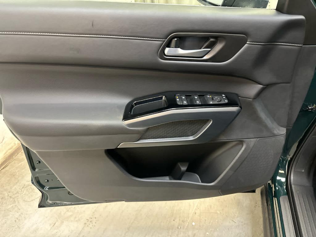 new 2025 Nissan Pathfinder car, priced at $44,086