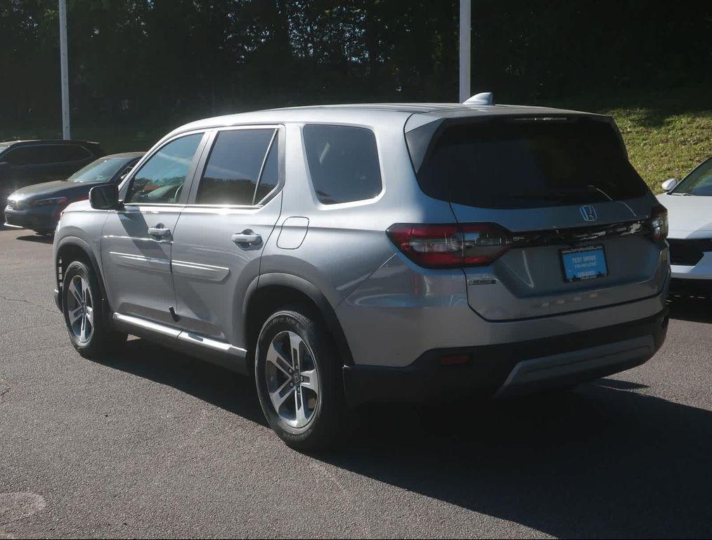 new 2025 Honda Pilot car, priced at $44,950