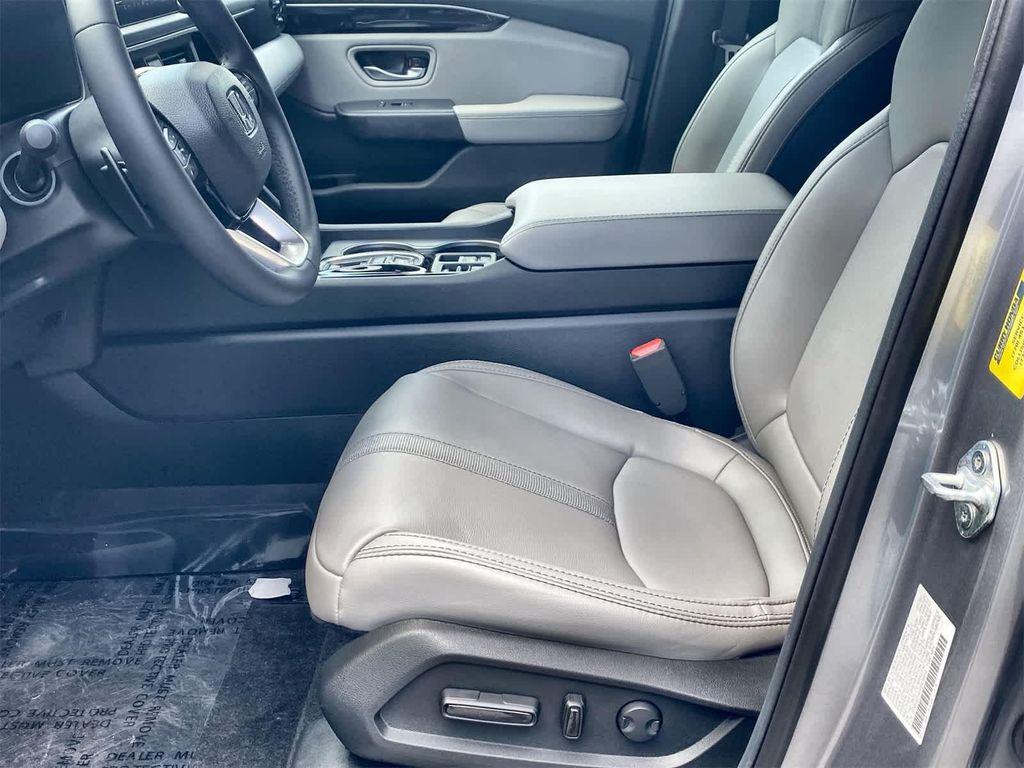 new 2025 Honda Pilot car, priced at $44,995
