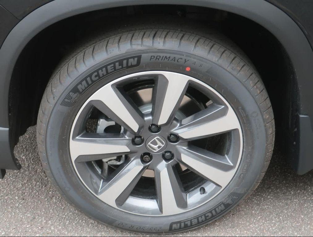 new 2025 Honda Pilot car, priced at $48,995