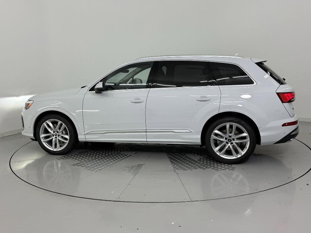 new 2025 Audi Q7 car, priced at $68,092