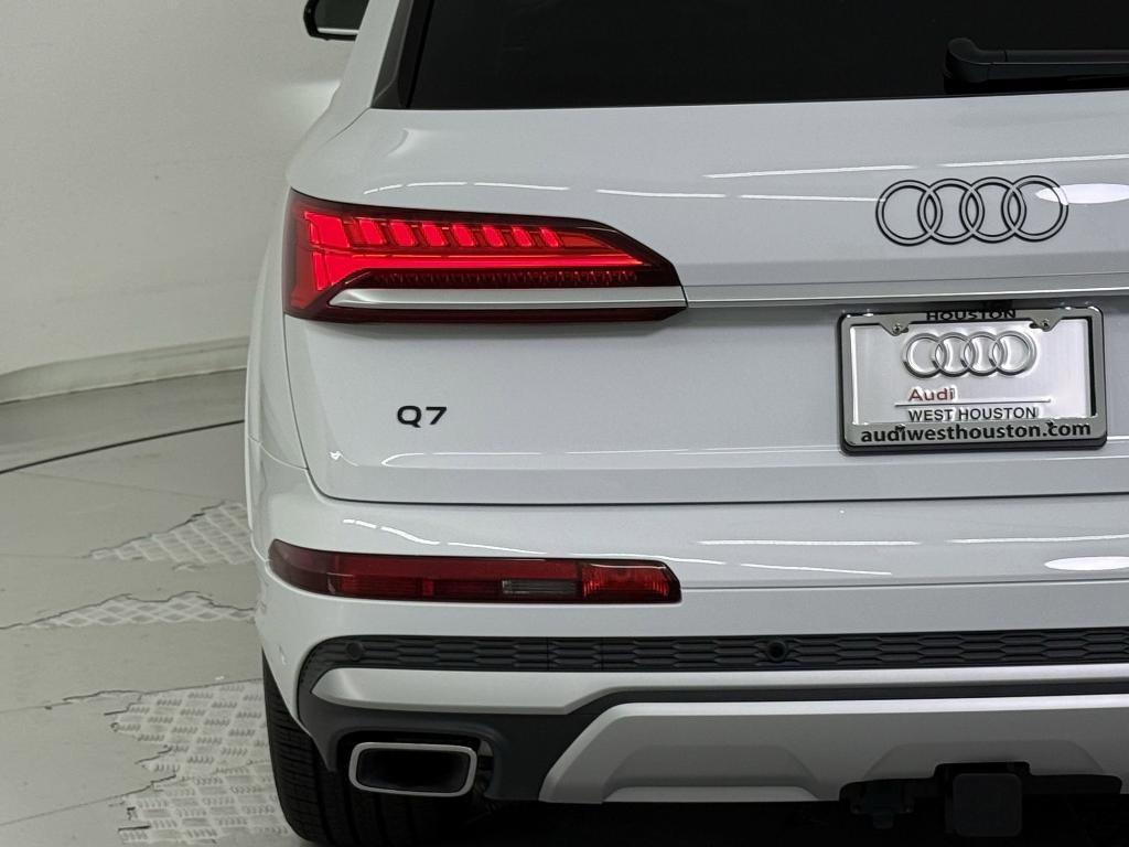 new 2025 Audi Q7 car, priced at $69,601