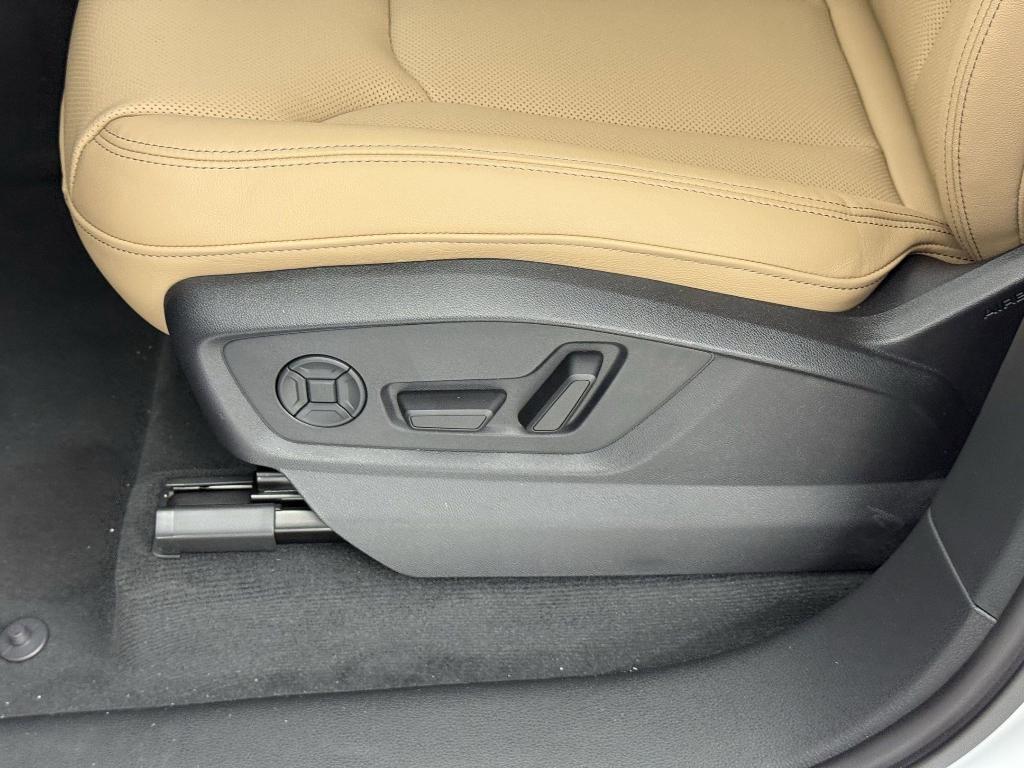 new 2025 Audi Q7 car, priced at $70,361