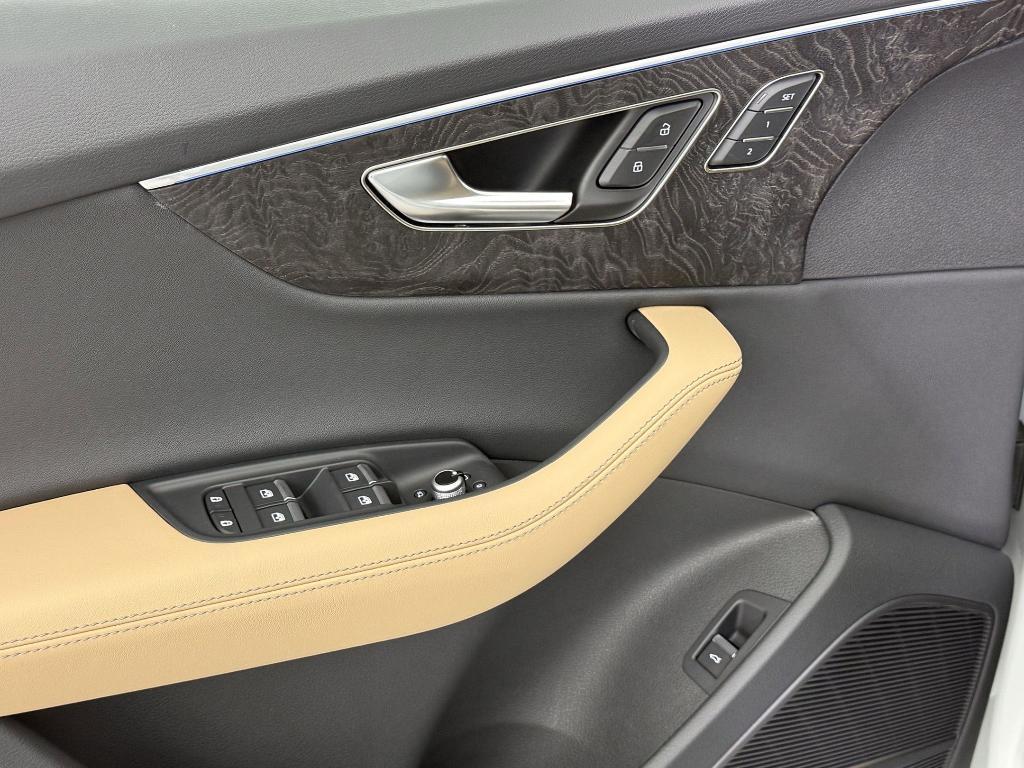 new 2025 Audi Q7 car, priced at $68,092