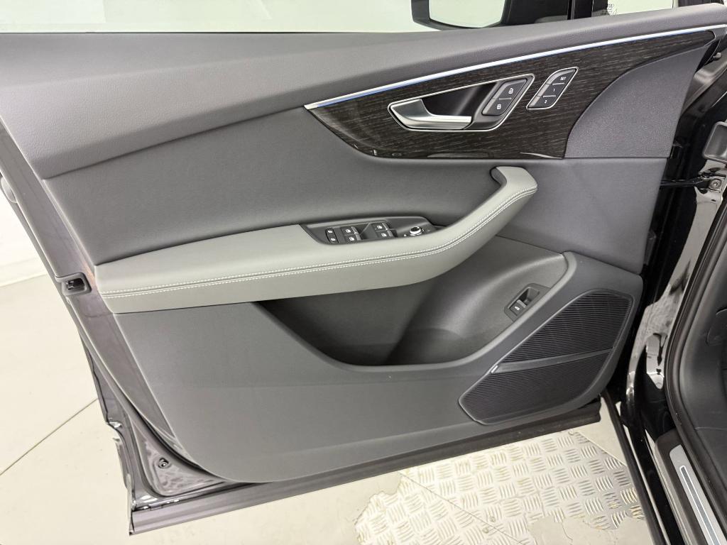 new 2025 Audi Q7 car, priced at $68,832
