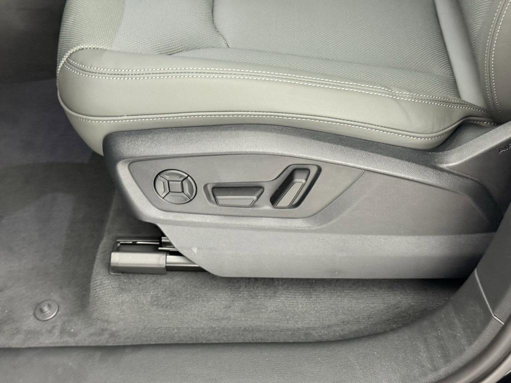 new 2025 Audi Q7 car, priced at $68,832