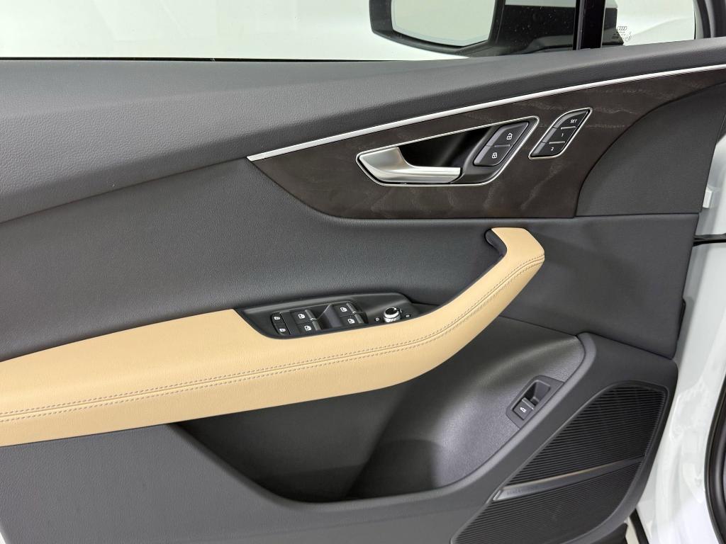 new 2025 Audi Q7 car, priced at $77,741