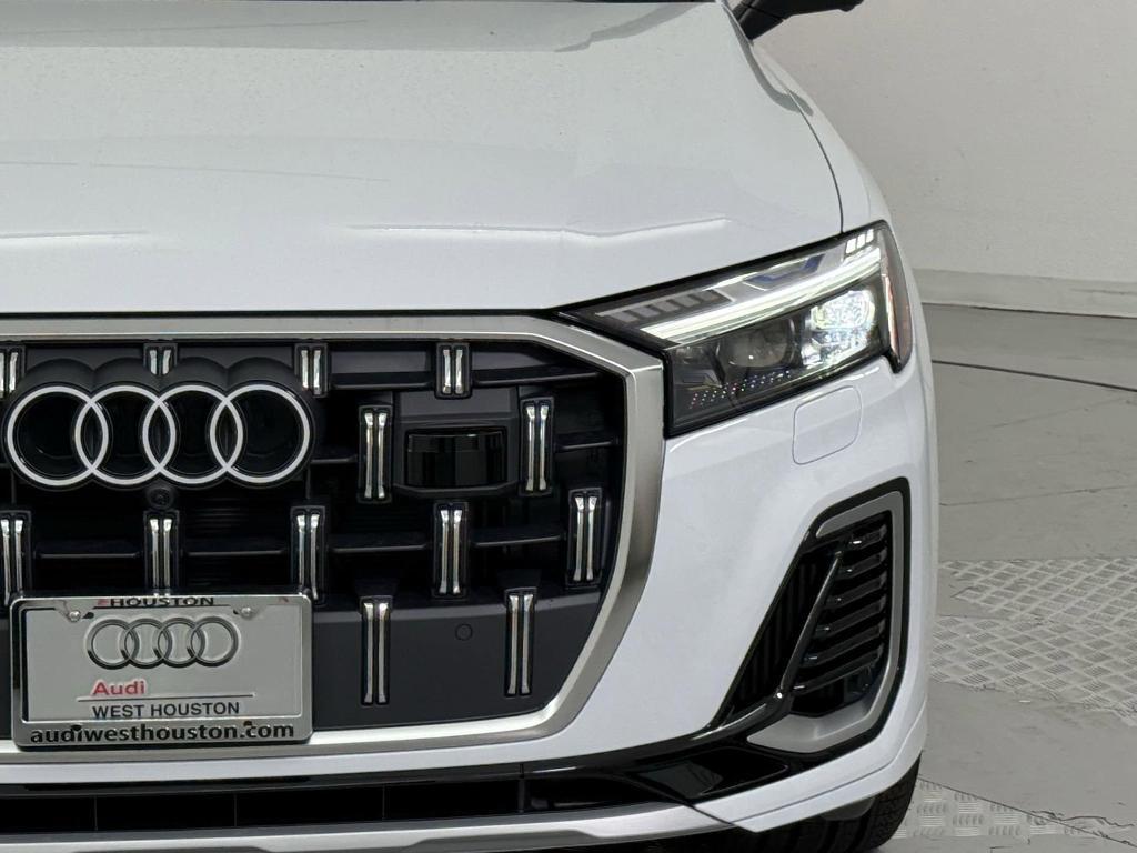 new 2025 Audi Q7 car, priced at $77,741