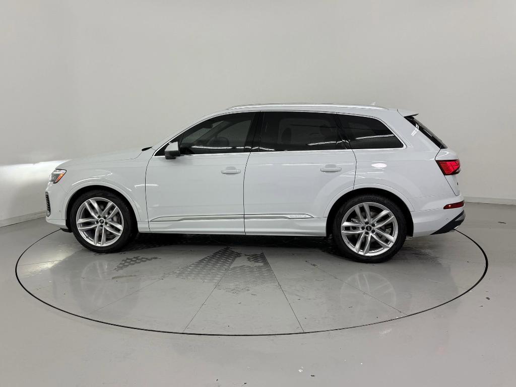 new 2025 Audi Q7 car, priced at $70,361