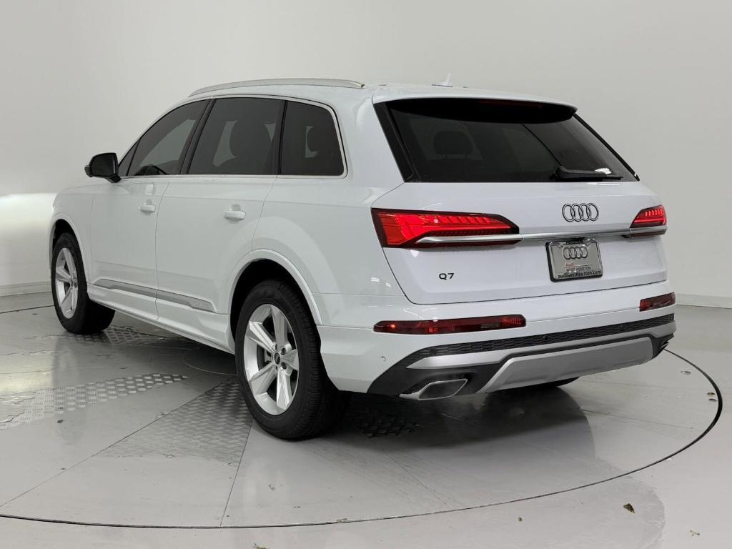 new 2025 Audi Q7 car, priced at $66,401