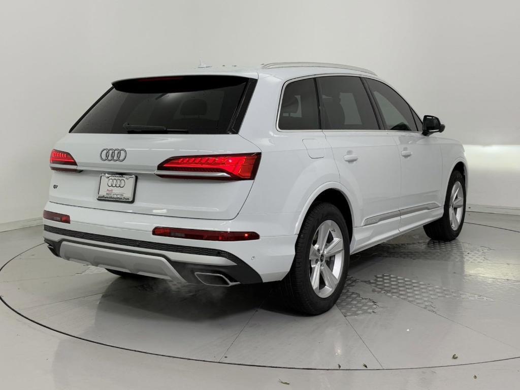 new 2025 Audi Q7 car, priced at $66,401