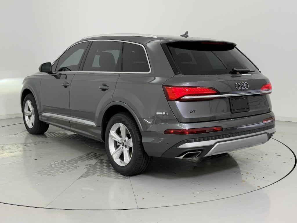 new 2025 Audi Q7 car, priced at $64,301