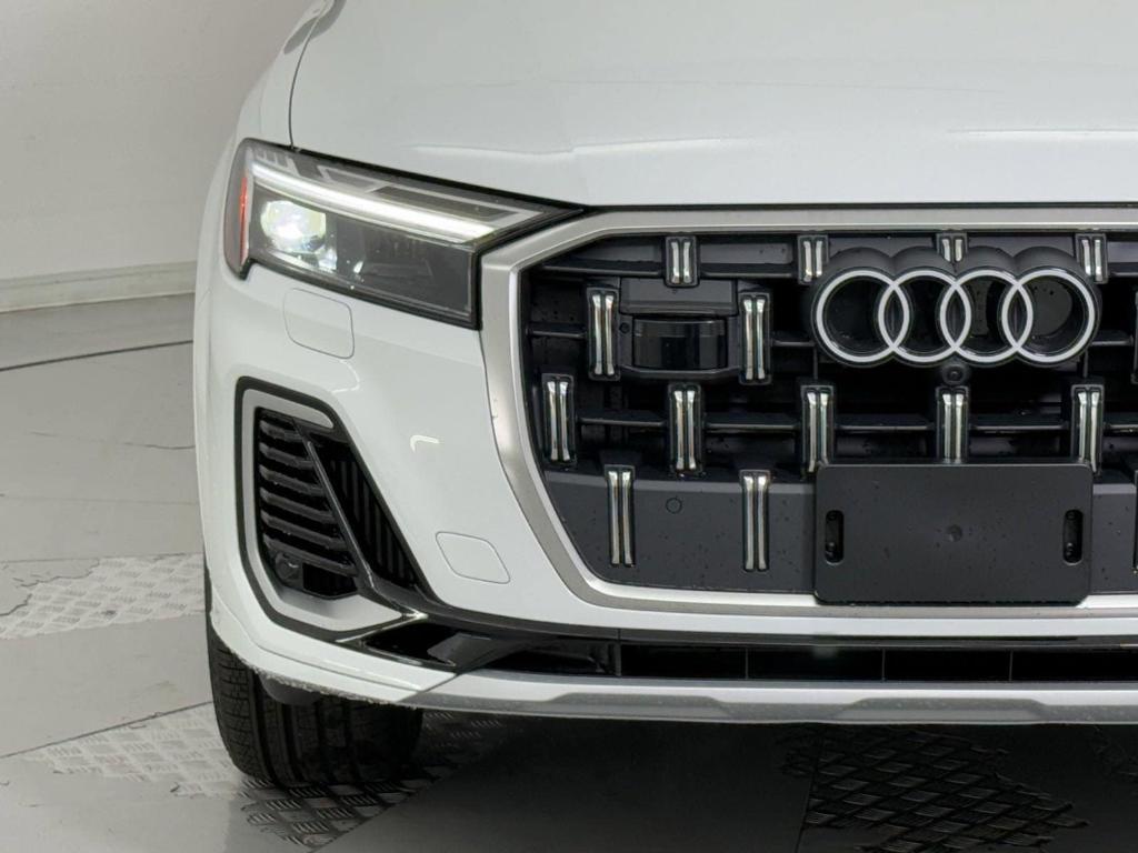 new 2025 Audi Q7 car, priced at $63,761