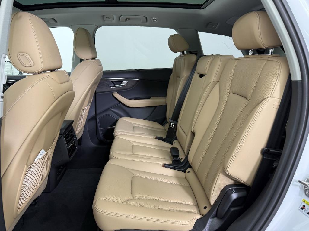 new 2025 Audi Q7 car, priced at $70,361