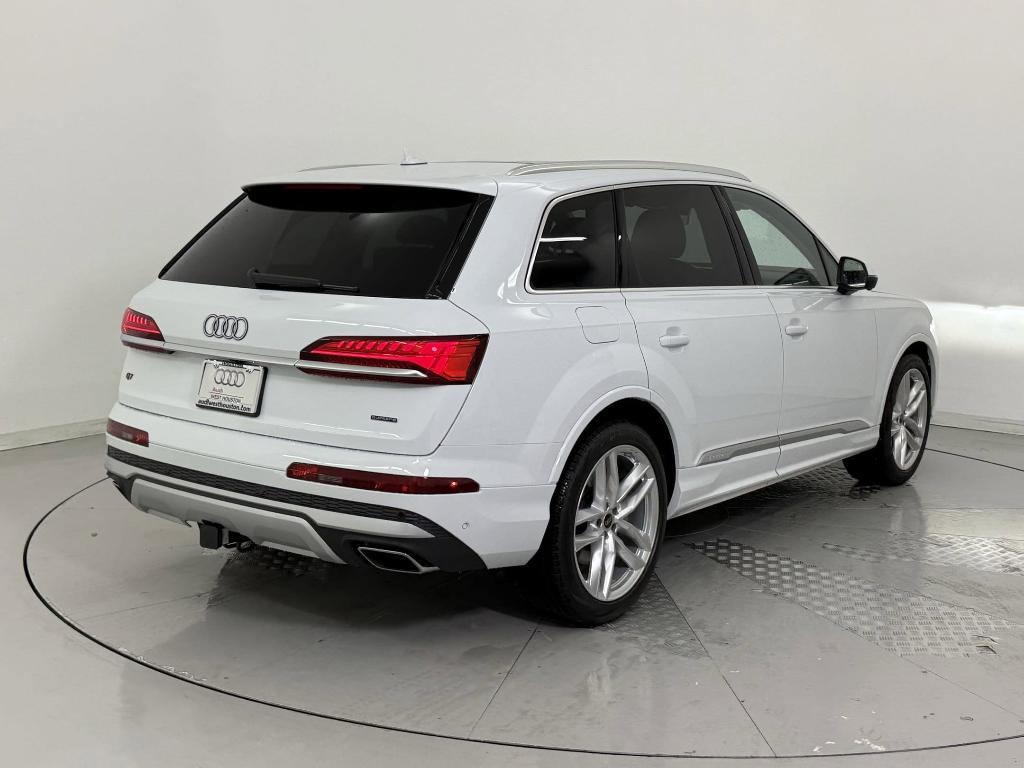 new 2025 Audi Q7 car, priced at $70,361