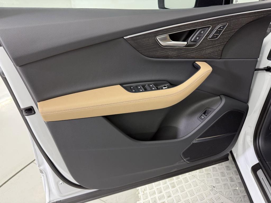 new 2025 Audi Q7 car, priced at $70,831