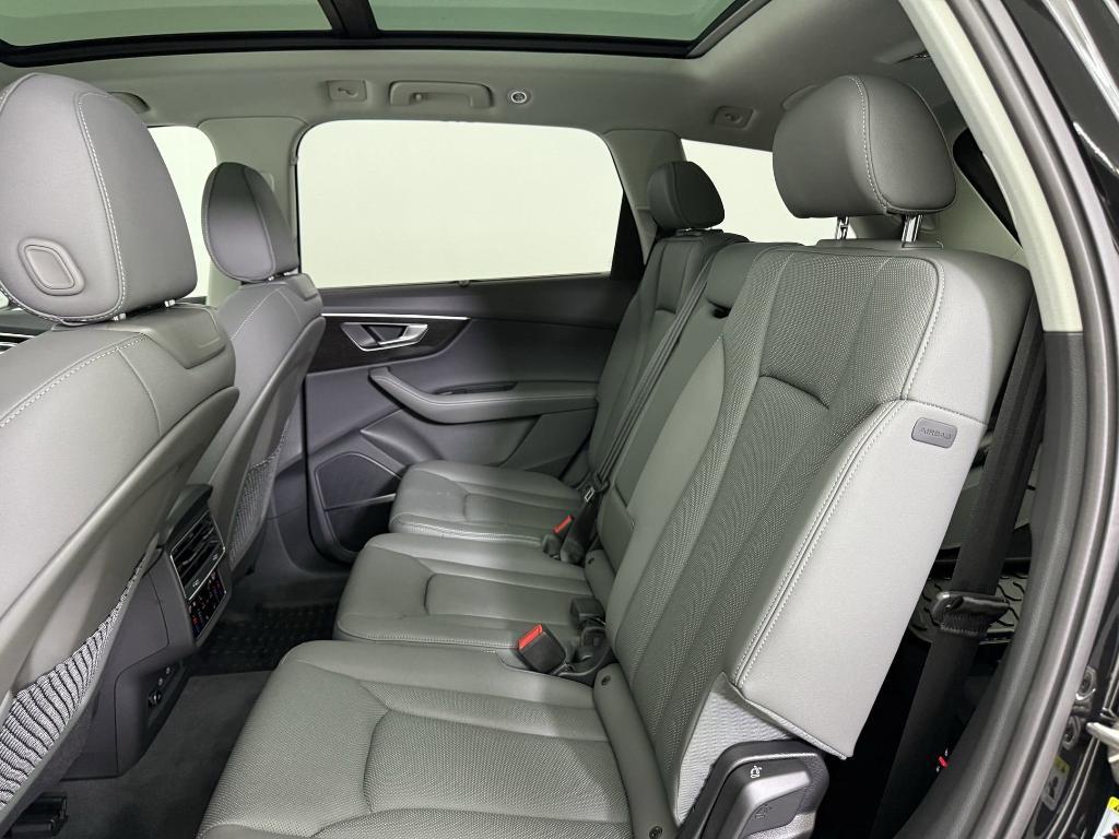 new 2025 Audi Q7 car, priced at $70,361