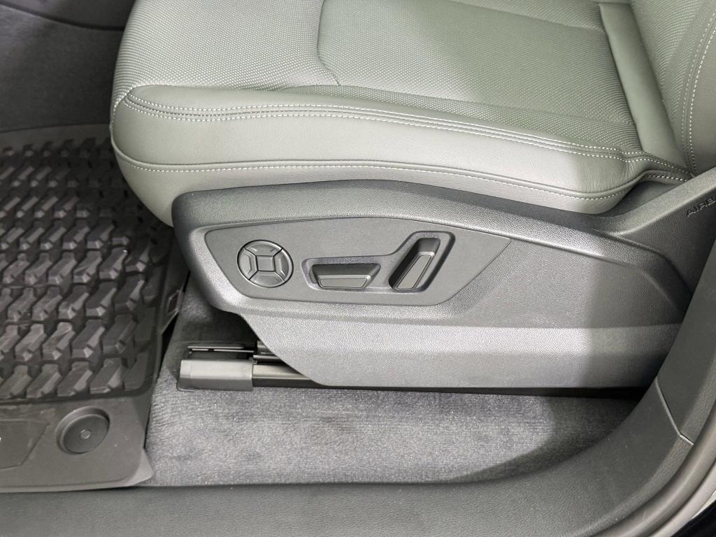 new 2025 Audi Q7 car, priced at $70,361