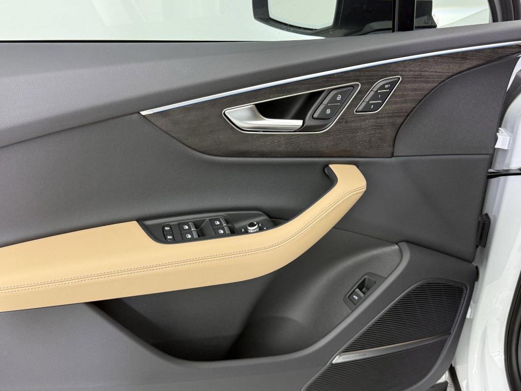 new 2025 Audi Q7 car, priced at $71,121