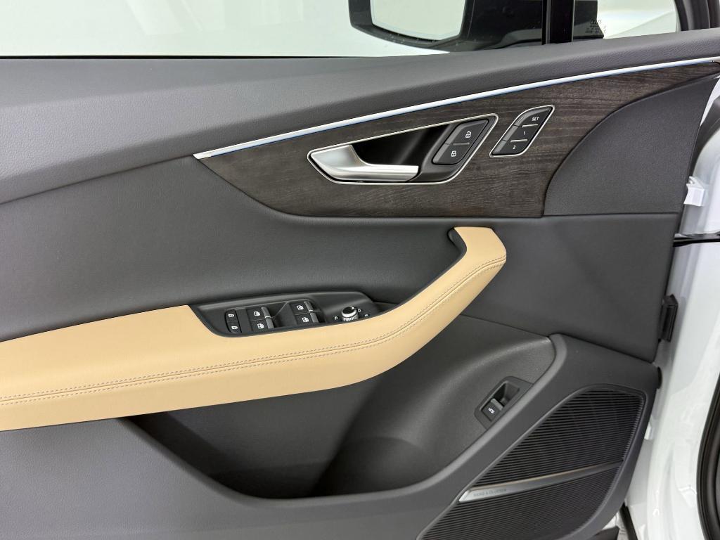 new 2025 Audi Q7 car, priced at $70,361