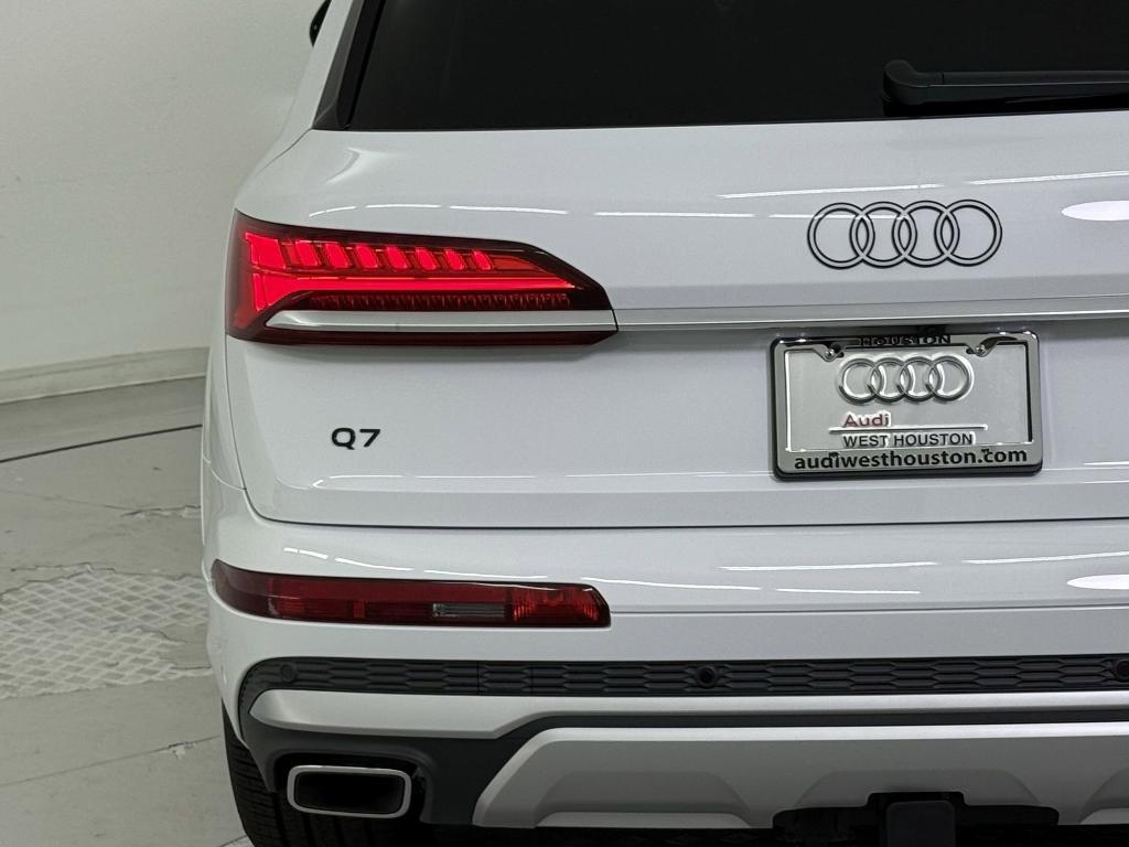 new 2025 Audi Q7 car, priced at $70,361