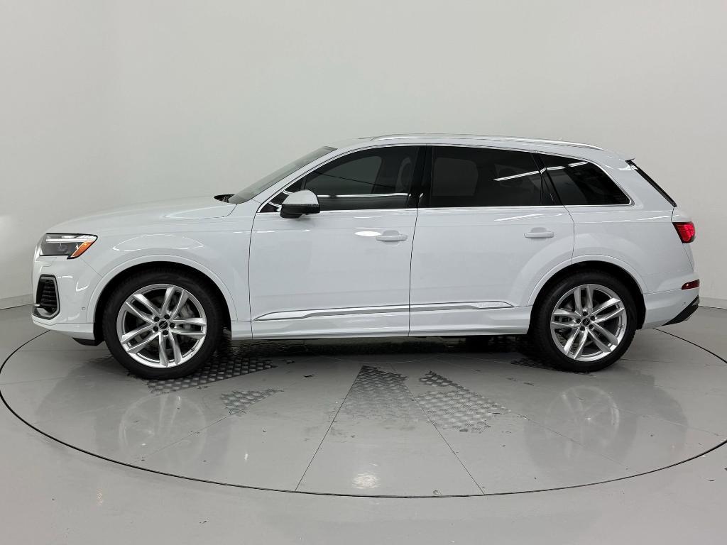 new 2025 Audi Q7 car, priced at $70,361