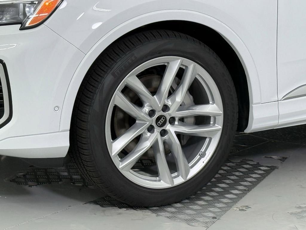 new 2025 Audi Q7 car, priced at $70,361
