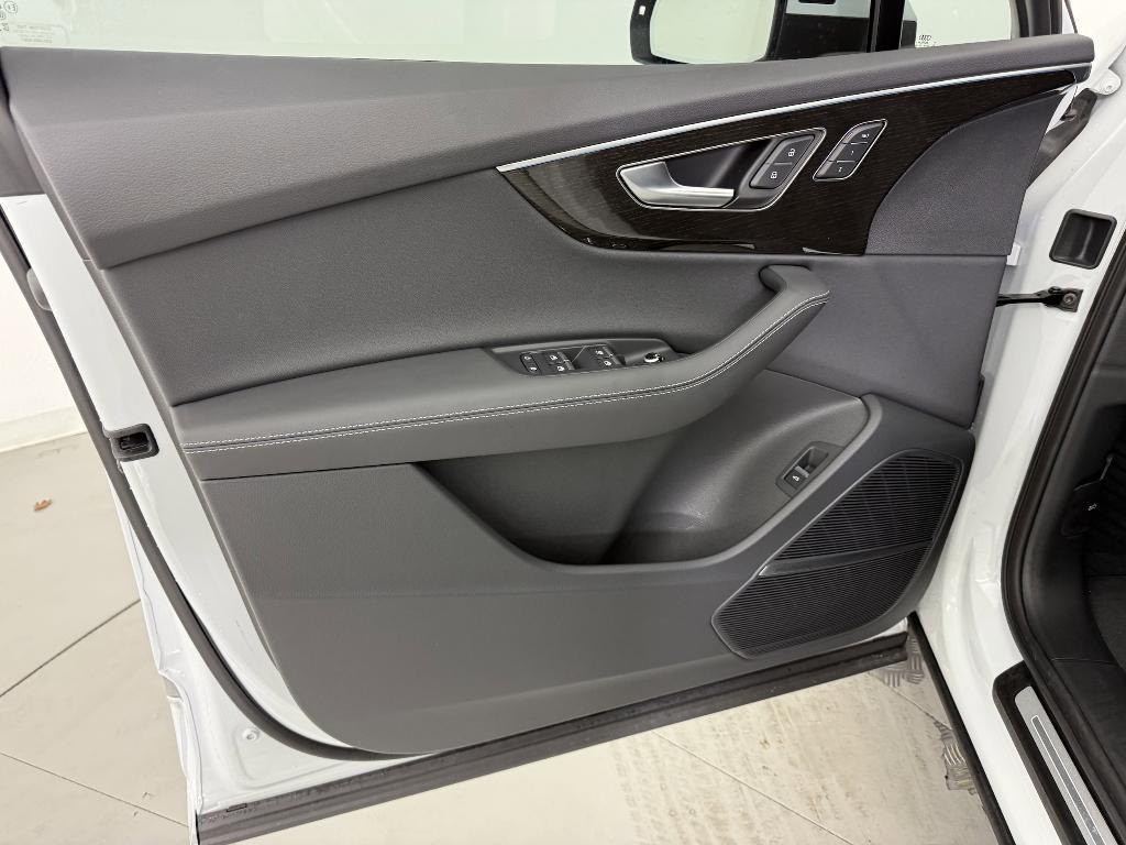 new 2025 Audi Q7 car, priced at $68,543